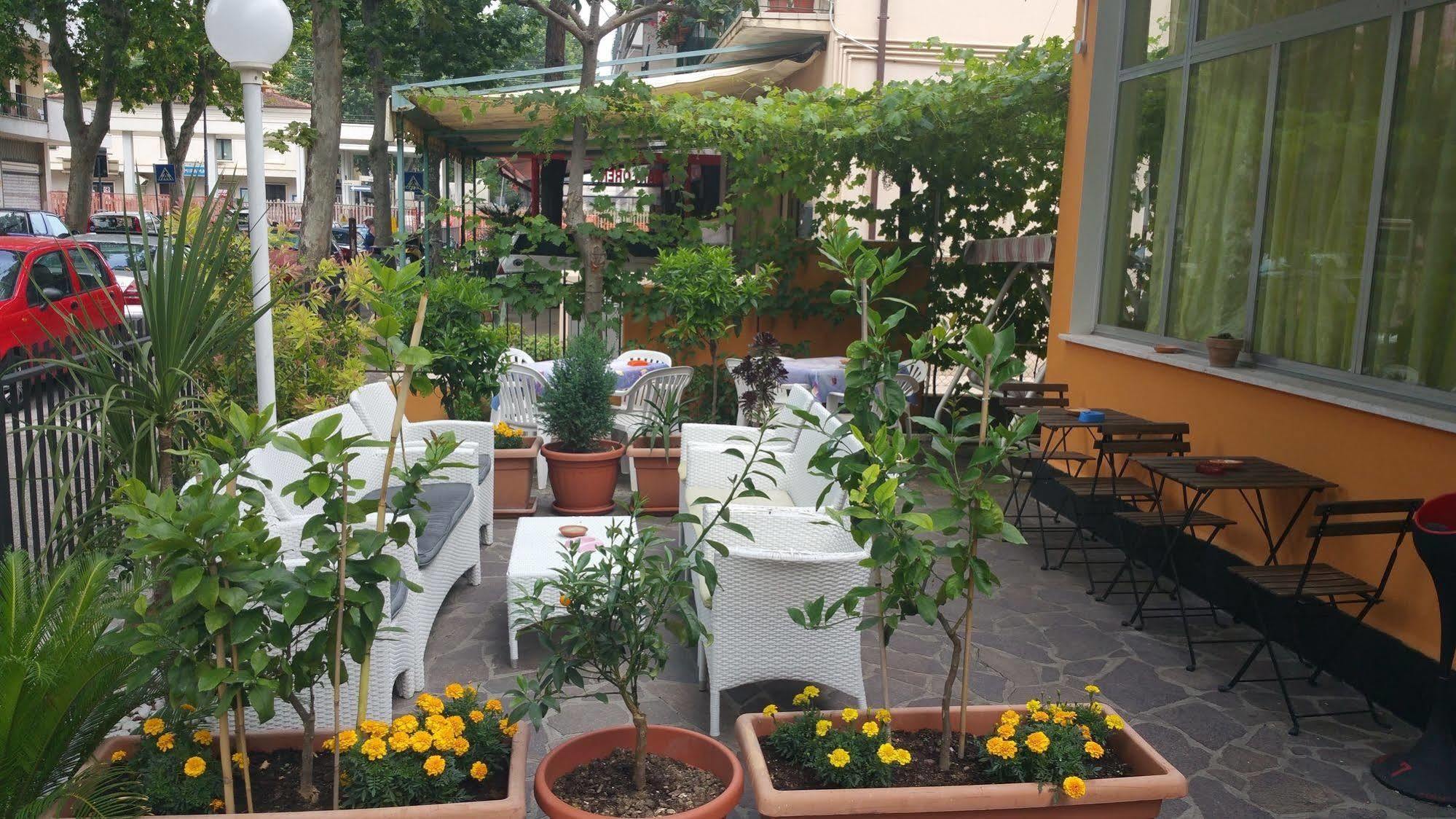 Hotel Villa Lorena Rímini Exterior foto